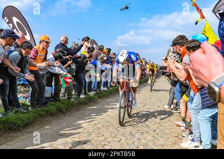 Gruson, Frankreich. 09. April 2023. Mathieu van der Poel vom Team Alpecin-Deceuninck ist Gewinner des Paris-Roubaix 2023, das am Sonntag, den 9. April 2023, in Gruson, Frankreich, auf Carrefour de Larbre vor Wout Van Aert vom Team Jumba-Visma abgebildet ist. Kredit: Sportpix/Alamy Live News Stockfoto