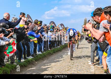 Gruson, Frankreich. 09. April 2023. Mathieu van der Poel vom Team Alpecin-Deceuninck ist Gewinner des Paris-Roubaix 2023, das am Sonntag, den 9. April 2023, in Gruson, Frankreich, auf der Carrefour de Larbre abgebildet ist. Kredit: Sportpix/Alamy Live News Stockfoto