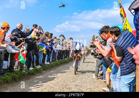 Gruson, Frankreich. 09. April 2023. Mathieu van der Poel vom Team Alpecin-Deceuninck ist Gewinner des Paris-Roubaix 2023, das am Sonntag, den 9. April 2023, in Gruson, Frankreich, auf der Carrefour de Larbre abgebildet ist. Kredit: Sportpix/Alamy Live News Stockfoto