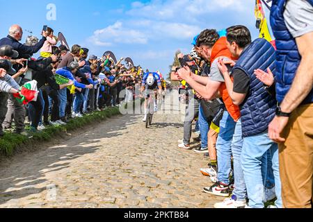 Gruson, Frankreich. 09. April 2023. Mathieu van der Poel vom Team Alpecin-Deceuninck ist Gewinner des Paris-Roubaix 2023, das am Sonntag, den 9. April 2023, in Gruson, Frankreich, auf der Carrefour de Larbre abgebildet ist. Kredit: Sportpix/Alamy Live News Stockfoto