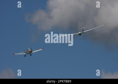 Ein Piper PA-25 Pawnee-Gleitflugzeug auf einem privaten Flugplatz in West Sussex Stockfoto