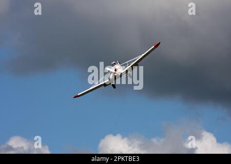 Ein Piper PA-25 Pawnee-Gleitflugzeug auf einem privaten Flugplatz in West Sussex Stockfoto