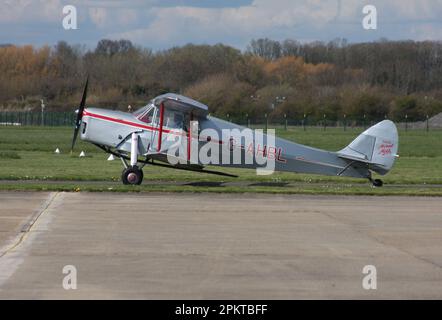 De Havilland DH-87 Hornet Moth an der Ausfahrt am Brighton City Airport Shoreham West Sussex Stockfoto