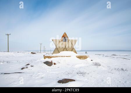 Kanadische Skulptur mit hundertjähriger Ahornflagge im Jahr 1867-1967 in Churchill, Manitoba, Kanada Stockfoto