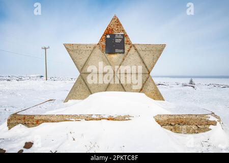 Kanadische Skulptur mit hundertjähriger Ahornflagge im Jahr 1867-1967 in Churchill, Manitoba, Kanada Stockfoto