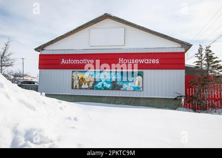 Eisbären- und Belugawale-Wandgemälde im Home Hardware Store in Churchill, Manitoba, Kanada Stockfoto