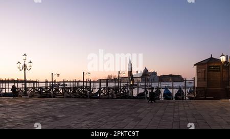 Sonnenaufgang an der Riva degli Schiavoni, monumentale Uferpromenade in Venedig. Es befindet sich im Sestiere von Castello und erstreckt sich entlang des San Marco Beckens Stockfoto