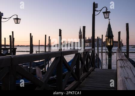 Blick von der Riva degli Schiavoni, einer monumentalen Uferpromenade in Venedig. Es liegt im Sestiere von Castello und erstreckt sich entlang des Markusbeckens Stockfoto