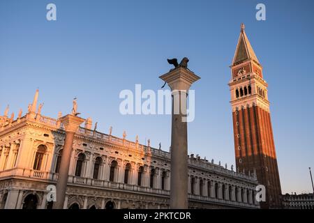 Blick auf die Säulen von San Marco und San Todaro an der Piazzetta di San Marco, auf der Südseite des Markusplatzes Stockfoto