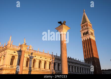 Blick auf die Säulen von San Marco und San Todaro an der Piazzetta di San Marco, auf der Südseite des Markusplatzes Stockfoto