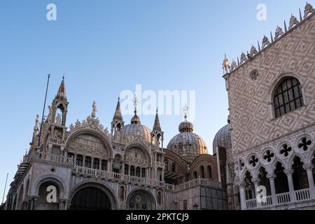 Architektonisches Detail der Patriarchalkathedrale der Markuskirche, allgemein bekannt als Markusdom, der Kathedrale von Venedig Stockfoto