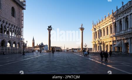 Blick auf die Piazzetta di San Marco, offener Raum an der Südseite des Markusplatzes, mit den Säulen von San Marco und San Todaro im Hintergrund Stockfoto