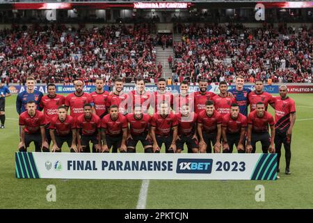 Curitiba, Brasilien. 09. April 2023. PR - CURITIBA - 09/04/2023 - PARANAENSE 2023, ATHLETICO-PR X FC CASCAVEL - Athletico-PR-Spieler posieren für ein Foto vor dem Spiel gegen FC Cascavel im Stadion Arena da Baixada für die Paranaense-Meisterschaft 2023. Foto: Robson Mafra/AGIF/Sipa USA Guthaben: SIPA USA/Alamy Live News Stockfoto