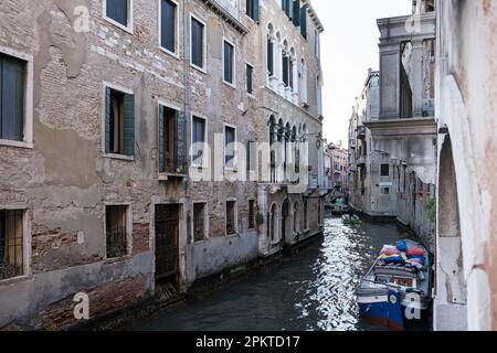 Blick auf den Rio di San Luca (Kanal von Saint Luke), einen Kanal von Venedig in der Sestiere von San Marco von der Ponte de la cortesia Stockfoto