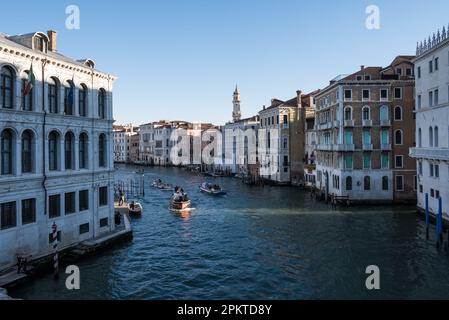 Blick von der Rialtobrücke auf den Canale Grande, einen Kanal in Venedig, der einen der wichtigsten Wasserverkehrskorridore durch die zentralen Viertel bildet Stockfoto