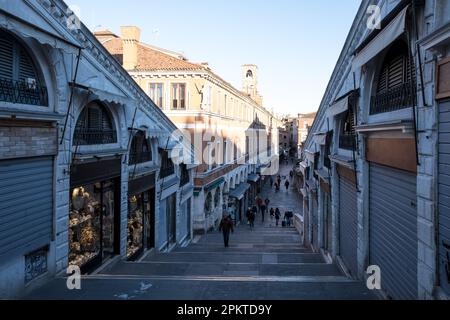 Blick auf die Rialtobrücke, die älteste der vier Brücken über den Canale Grande in Venedig, Italien, und eine bedeutende Touristenattraktion in der Stadt Stockfoto