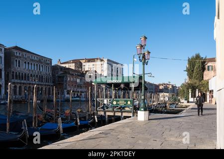 Blick auf den Canal Grande, einen Kanal in Venedig, Italien, der einen der wichtigsten Wasserverkehrskorridore durch die zentralen Viertel von Venedig bildet Stockfoto