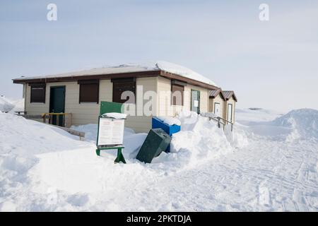 Instandhaltungsgebäude am Cape Merry in Churchill, Manitoba, Kanada Stockfoto