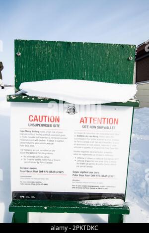 Warnschild am Cape Merry in Churchill, Manitoba, Kanada Stockfoto