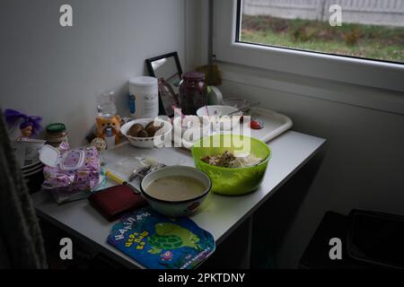 Borodyanka, Ukraine. 6. April 2023. Blick auf Yuris Familienrestaurant in ihrem temporären Wohnmobil Borodyanka, trotz der einjährigen Befreiung von Borodyanka, einer Stadt nordwestlich der ukrainischen Hauptstadt Kiew, sind die Bewohner von Borodyanka nicht zur Normalität zurückgekehrt. Der Wiederaufbauprozess verlief stetig, aber langsam, zerstörte Gebäude bleiben im Stadtzentrum. Viele Bewohner leben in beschädigten Gebäuden, die jetzt teilweise repariert sind, während andere, die ihr Zuhause verloren haben, immer noch in provisorischen Wohnungen leben. Die Beamten sind sich noch nicht sicher, wann diese Menschen in der Lage sein werden Stockfoto