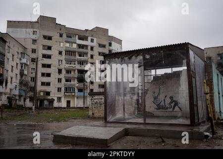 Borodyanka, Ukraine. 6. April 2023. Ein Wandbild des weltbekannten Graffiti-Künstlers Banksy ist in Borodyanka zu sehen. Der Mann in dem Wandbild ähnelt dem russischen Präsidenten Wladimir Putin, der während eines Judo-Spiels mit einem kleinen Jungen umgedreht wurde. Trotz der einjährigen Befreiung von Borodyanka, einer Stadt nordwestlich der ukrainischen Hauptstadt Kiew, sind die Bewohner von Borodyanka nicht zur Normalität zurückgekehrt. Der Wiederaufbauprozess verlief stetig, aber langsam, zerstörte Gebäude bleiben im Stadtzentrum. Viele Bewohner haben in beschädigten Gebäuden gelebt, die jetzt teilweise repariert sind, während andere, die ihr Zuhause verloren haben, noch immer lebhaft sind Stockfoto