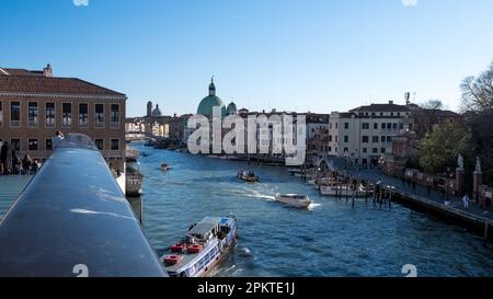 Blick auf Venedig von der Ponte della Costituzione (Verfassungsbrücke), der vierten Brücke über den Canale Grande in Venedig, Italien. Stockfoto