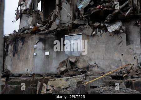 Borodyanka, Ukraine. 6. April 2023. Blick auf das zerstörte Gebäude in Borodyanka. Trotz der einjährigen Befreiung von Borodyanka, einer Stadt nordwestlich der ukrainischen Hauptstadt Kiew, sind die Bewohner von Borodyanka nicht zur Normalität zurückgekehrt. Der Wiederaufbauprozess verlief stetig, aber langsam, zerstörte Gebäude bleiben im Stadtzentrum. Viele Bewohner leben in beschädigten Gebäuden, die jetzt teilweise repariert sind, während andere, die ihr Zuhause verloren haben, immer noch in provisorischen Wohnungen leben. Die Beamten sind sich noch nicht sicher, wann diese Menschen nach Hause zurückkehren können. Borodyanka war eine der Stockfoto