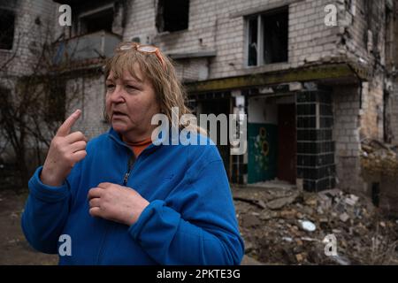 6. April 2023, Borodyanka, Ukraine: Olla, ein Bewohner von Borodyanka, erinnert sich an die Zeit der russischen Besetzung in Borodyanka. Trotz der einjährigen Befreiung von Borodyanka, einer Stadt nordwestlich der ukrainischen Hauptstadt Kiew, sind die Bewohner von Borodyanka nicht zur Normalität zurückgekehrt. Der Wiederaufbauprozess verlief stetig, aber langsam, zerstörte Gebäude bleiben im Stadtzentrum. Viele Bewohner leben in beschädigten Gebäuden, die jetzt teilweise repariert sind, während andere, die ihr Zuhause verloren haben, immer noch in provisorischen Wohnungen leben. Die Beamten sind sich noch nicht sicher, wann diese Menschen in der Lage sein werden Stockfoto