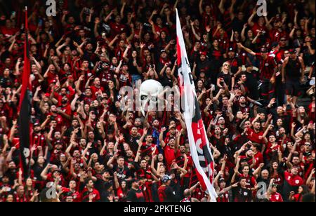 Curitiba, Brasilien. 09. April 2023. PR - CURITIBA - 09/04/2023 - PARANAENSE 2023, ATHLETICO-PR X FC CASCAVEL - Athletico-PR Fans während eines Spiels gegen den FC Cascavel im Stadion Arena da Baixada für die Paranaense-Meisterschaft 2023. Foto: Gabriel Machado/AGIF/Sipa USA Kredit: SIPA USA/Alamy Live News Stockfoto