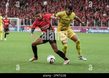 Curitiba, Brasilien. 09. April 2023. PR - CURITIBA - 04/09/2023 - PARANAENSE 2023, ATHLETICO-PR X FC CASCAVEL - Athletico-PR-Spieler David Terans tritt mit dem Wagner FC Cascavel-Spieler während eines Spiels im Stadion Arena da Baixada um die Paranaense 2023-Meisterschaft an. Foto: Robson Mafra/AGIF/Sipa USA Guthaben: SIPA USA/Alamy Live News Stockfoto