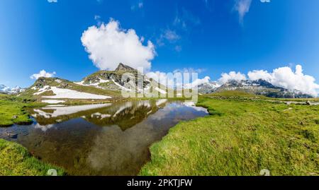 Panoramablick über die Berge auf dem Matterhorn Trail am Zermatt Schwarzsee über Zermatt an einem sonnigen Tag mit blauem Himmel und weißen Wolken Stockfoto