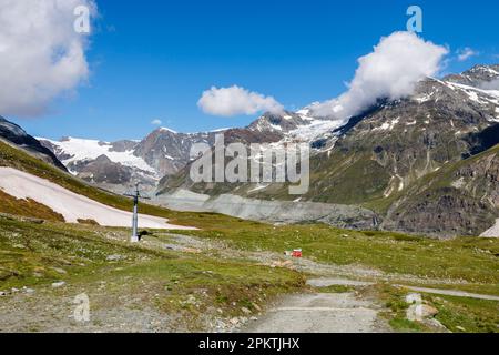 Panoramablick auf das Wandergebiet Stafelalp auf dem Matterhorn Trail von Zermatt Schwarzsee über Zermatt an einem sonnigen Tag mit blauem Himmel Stockfoto