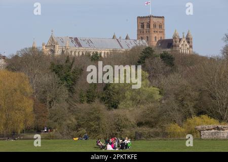 St Albans, Hertfordshire, Großbritannien. 9. April 2023. Die Menschen sitzen im Verulamium Park vor der St. Albans Kathedrale an einem hellen und sonnigen Frühlingstag. Dies ist der Fall, da Großbritannien die höchste Temperatur von 2023, 18 Grad verzeichnet. (Credit Image: © Benjamin Gilbert/SOPA Images via ZUMA Press Wire) NUR REDAKTIONELLE VERWENDUNG! Nicht für den kommerziellen GEBRAUCH! Stockfoto