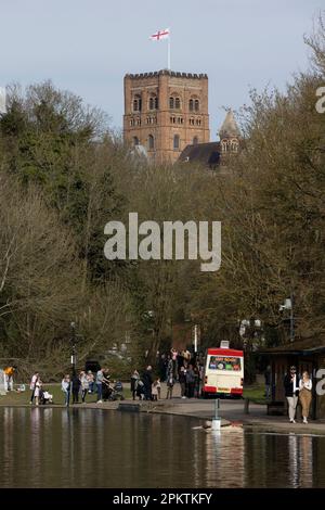 St Albans, Hertfordshire, Großbritannien. 9. April 2023. An einem strahlenden und sonnigen Frühlingstag schwirren die Leute in einem Eiswagen im Verulamium Park. Dies ist der Fall, da Großbritannien die höchste Temperatur von 2023, 18 Grad verzeichnet. (Credit Image: © Benjamin Gilbert/SOPA Images via ZUMA Press Wire) NUR REDAKTIONELLE VERWENDUNG! Nicht für den kommerziellen GEBRAUCH! Stockfoto