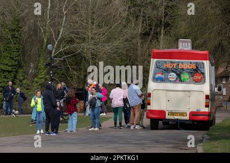 St Albans, Hertfordshire, Großbritannien. 9. April 2023. An einem strahlenden und sonnigen Frühlingstag schwirren die Leute in einem Eiswagen im Verulamium Park. Dies ist der Fall, da Großbritannien die höchste Temperatur von 2023, 18 Grad verzeichnet. (Credit Image: © Benjamin Gilbert/SOPA Images via ZUMA Press Wire) NUR REDAKTIONELLE VERWENDUNG! Nicht für den kommerziellen GEBRAUCH! Stockfoto