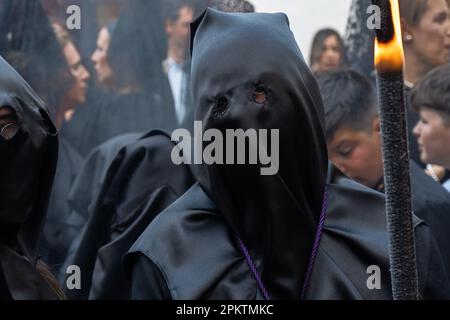 Setenil de las Bodegas, Spanien. 08. April 2023. Ein Nazarenos mit schwarzer Kapuze während der Heiligen Woche, bekannt als Semana Santa, 8. April 2023 in Setenil de las Bodegas, Spanien. Die Bewohner des kleinen Dorfes Setenil leben seit der jungsteinzeit in Höhlenhäusern. Kredit: Richard Ellis/Richard Ellis/Alamy Live News Stockfoto