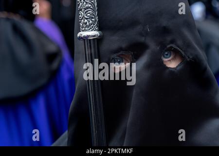 Setenil de las Bodegas, Spanien. 08. April 2023. Ein Nazarenos mit schwarzer Kapuze während der Heiligen Woche, bekannt als Semana Santa, 8. April 2023 in Setenil de las Bodegas, Spanien. Die Bewohner des kleinen Dorfes Setenil leben seit der jungsteinzeit in Höhlenhäusern. Kredit: Richard Ellis/Richard Ellis/Alamy Live News Stockfoto