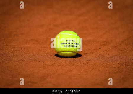 Roquebrune-Cap-Martin, Frankreich, Frankreich. 9. April 2023. Darstellung des offiziellen Balls während des Tennisturniers Rolex Monte-Carlo Masters 2023, ATP Masters 1000 im Monte-Carlo Country Club am 09. April 2023 in Roquebrune-Cap-Martin, Frankreich. (Kreditbild: © Matthieu Mirville/ZUMA Press Wire) NUR REDAKTIONELLE VERWENDUNG! Nicht für den kommerziellen GEBRAUCH! Stockfoto