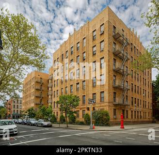 200 Clinton Street ist ein Art déco-Apartmentgebäude im Brooklyn Heights Historic District. Blick von der State Street. Stockfoto