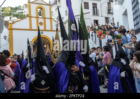 Setenil de las Bodegas, Spanien. 08. April 2023. Nazarenos tragen während der Heiligen Woche traditionelle konische Kapuzen, bekannt als Semana Santa, 8. April 2023 in Setenil de las Bodegas, Spanien. Die Bewohner des kleinen Dorfes Setenil leben seit der jungsteinzeit in Höhlenhäusern. Kredit: Richard Ellis/Richard Ellis/Alamy Live News Stockfoto