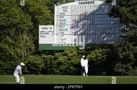 Augusta, Usa. 09. April 2023. Russell Henley schlägt in der letzten Runde des 87. Masters Turniers im Augusta National Golf Club in Augusta, Georgia, am Sonntag, den 9. April 2023 auf das 11. Green. Foto von Bob Strong/UPI Credit: UPI/Alamy Live News Stockfoto