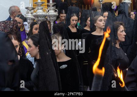 Setenil de las Bodegas, Spanien. 08. April 2023. Spanische Frau mit traditioneller Mantilla-Spitze und hohen Kämmen aus Peineta, bereitet euch auf eine Prozession während der Heiligen Woche vor, bekannt als Semana Santa, 8. April 2023 in Setenil de las Bodegas, Spanien. Die Bewohner des kleinen Dorfes Setenil leben seit der jungsteinzeit in Höhlenhäusern. Kredit: Richard Ellis/Richard Ellis/Alamy Live News Stockfoto