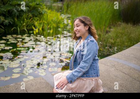 Asiatische Teenagerin neben einem Lily Pond | De Young Museum Stockfoto