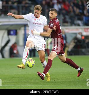 Olimpico Grande Torino Stadion, Turin, Italien, 08. April 2023, Ola Solbakken (AS Roma) vs. Alessandro Buongiorno (Turin FC) während Turin FC vs. AS RO Stockfoto