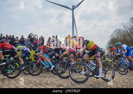 Frankreich. 09. April 2023. PARIS - ROUBAIX 120. Ausgabe Sonntag, 9. April 1. Van der poel M. (ADC) 5:28'41' 2. Philipsen J. (ADC) 46' 3. Van aert W. (TJV) 46 Min. Kredit: Phil Crow/Alamy Live News Stockfoto