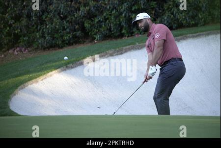 Augusta, Usa. 09. April 2023. Jon Rahm erhält in der letzten Runde des 87.-Meisterturniers im Augusta National Golf Club in Augusta, Georgia, am Sonntag, den 9. April 2023, den 13.-km-Green. Foto: John Angelillo/UPI Credit: UPI/Alamy Live News Stockfoto