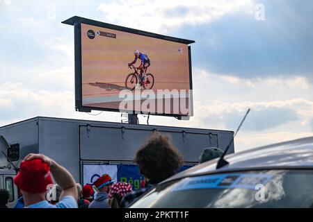 Gruson, Frankreich. 09. April 2023. Mathieu van der Poel vom Team Alpecin-Deceuninck ist Gewinner des Paris-Roubaix 2023, das am Sonntag, den 9. April 2023, in Gruson, Frankreich, auf Carrefour de Larbre vor Wout Van Aert vom Team Jumba-Visma abgebildet ist. Kredit: Sportpix/Alamy Live News Stockfoto