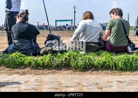 Gruson, Frankreich. 09. April 2023. Schaubild Paris-Roubaix, Sonntag, den 9. April 2023 auf der Carrefour de Larbre in Gruson, Frankreich . Kredit: Sportpix/Alamy Live News Stockfoto