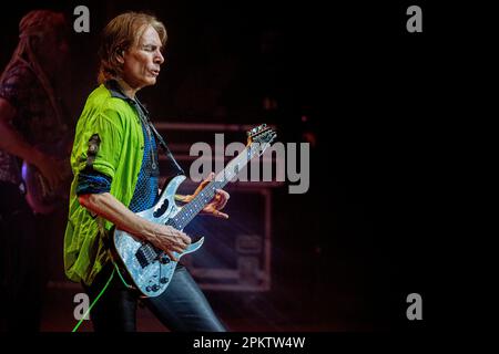 Italien 7. April 2023 Steve Vai - Inviolate Tour - live im Teatro Dal Verme Mailand © Andrea Ripamonti / Alamy Stockfoto