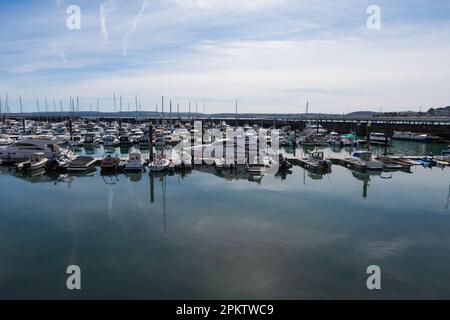 Torquay Pier und Hafen an einem sonnigen Frühlingstag in der Gegend von Torbay, England. Torquay, Devon, Großbritannien - 07.04.2023 Stockfoto